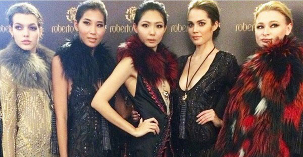 С.Төгс Сингапурын загварын тайзнаа фото агшин